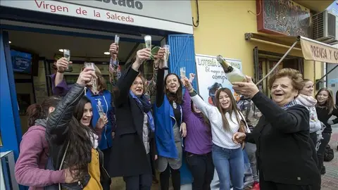 Administración número uno de las Torres de Cotillas (Murcia) donde han vendido 150 décimos del primero del 52.215, primero de los cuartos premios Los trabajadores de la Administración celebran que han vendido un quinto premio