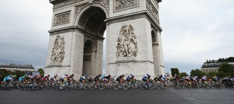 El pelotón del Tour de Francia pasa por el Arco del Triunfo El pelotón del Tour de Francia pasa por el Arco del Triunfo