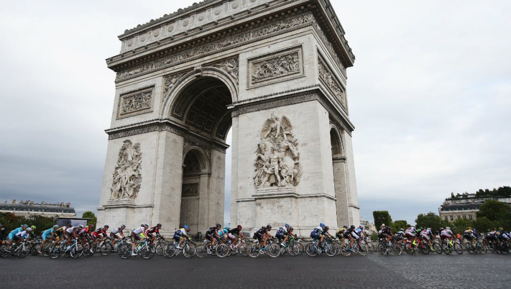 El pelotón del Tour de Francia pasa por el Arco del Triunfo