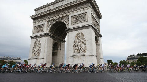 El pelot&oacute;n del Tour de Francia pasa por el Arco del Triunfo