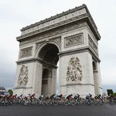 El pelotón del Tour de Francia pasa por el Arco del Triunfo El pelotón del Tour de Francia pasa por el Arco del Triunfo