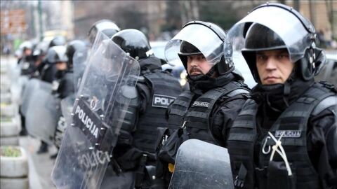 Polic&iacute;as antidisturbios bosnios frente al edificio de la Presidencia Bosnia, durante una protesta en Sarajevo, Bosnia-Herzegovina