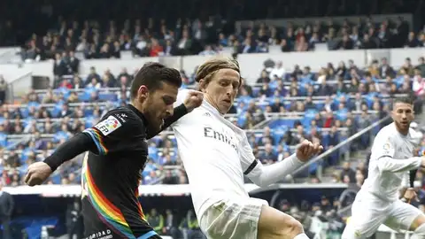 Tito y Luka Modric El centrocampista croata del Real Madrid Luka Modric (d) pelea un balón con el defensa del Rayo Vallecano Roberto Román "Tito"