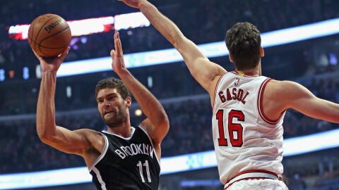 Brook L&oacute;pez entra a canasta ante la defensa de Pau Gasol