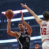 Brook López entra a canasta ante la defensa de Pau Gasol