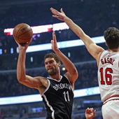 Brook López entra a canasta ante la defensa de Pau Gasol Brook López entra a canasta ante la defensa de Pau Gasol