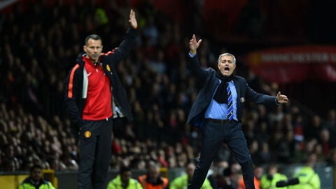 Mourinho protesta una jugada en la banda de Old Trafford junto a Giggs
