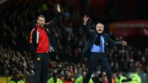 Mourinho protesta una jugada en la banda de Old Trafford junto a Giggs Mourinho protesta una jugada en la banda de Old Trafford junto a Giggs