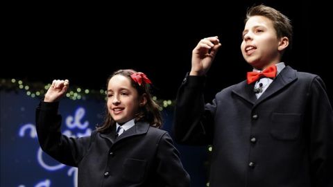 Los ni&ntilde;os cantores de San Ildefonso muestran las bolas con el segundo premio del sorteo extraordinario de la loter&iacute;a de Navidad que se celebra hoy y que ha correspondido al n&uacute;mero 12.775, dotado con 1.250.000 euros a la serie, por lo que el poseedor de cada d&eacute;cimo ganar&aacute; 125.000 euros.