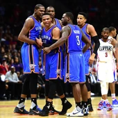 Los jugadores de los Thunder celebran la victoria contra los Clippers Los jugadores de los Thunder celebran la victoria contra los Clippers