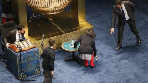 Los ni&ntilde;os de San Ildefonso recogen una bola premiada con mil euros que se hab&iacute;a ca&iacute;do al suelo, durante el sorteo de Loter&iacute;a de Navidad