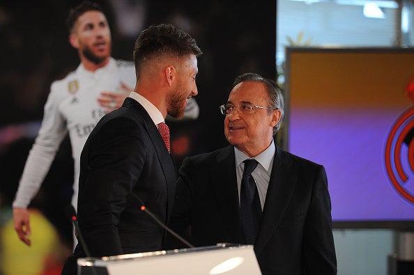 El enfrentamiento entre Ramos y Florentino: "Al presidente le molesta cómo maneja Sergio el vestuario" El enfrentamiento entre Ramos y Florentino: "Al presidente le molesta cómo maneja Sergio el vestuario"