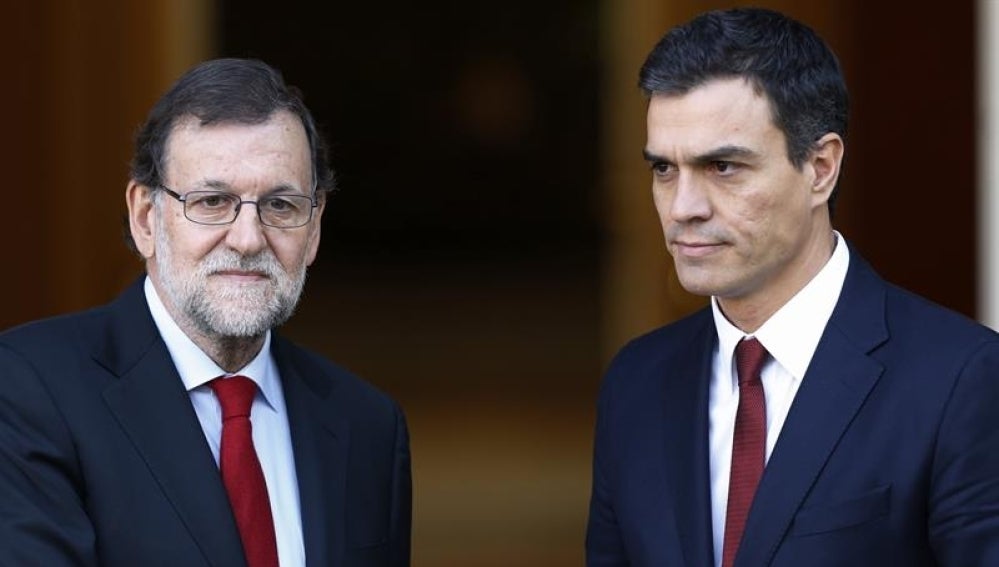 Saludo entre Mariano Rajoy y Pedro Sánchez