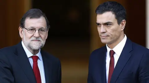 Saludo entre Mariano Rajoy y Pedro Sánchez Saludo entre Mariano Rajoy y Pedro Sánchez antes de su reunión en el Palacio de la Moncloa