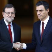 Saludo entre Mariano Rajoy y Pedro Sánchez