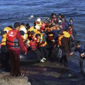 Vista de la llegada de refugiados en pateras a las costas de la isla de Lesbos, Grecia tras cruzar el mar Egeo desde Turquía.