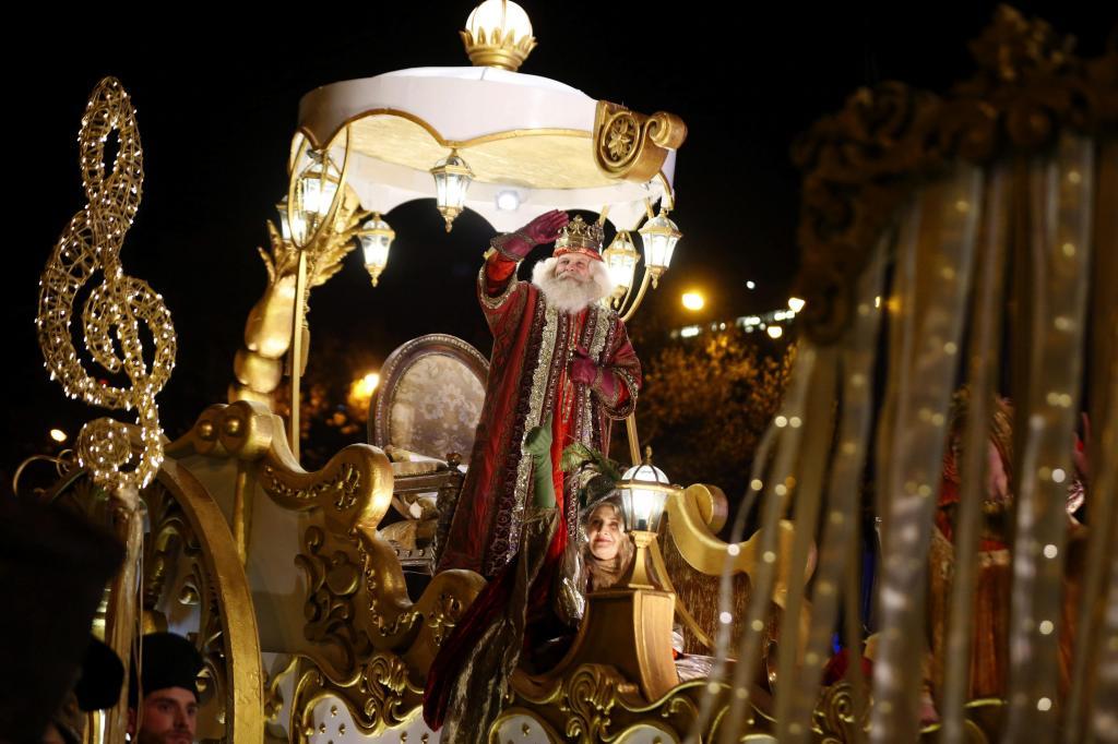 Manuela Carmena ofrece 215 asientos VIP por 30.000 euros para la Cabalgata de Reyes Manuela Carmena ofrece 215 asientos VIP por 30.000 euros para la Cabalgata de Reyes