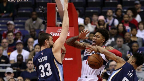 Marc Gasol disputa un bal&oacute;n con un jugador de Wizards