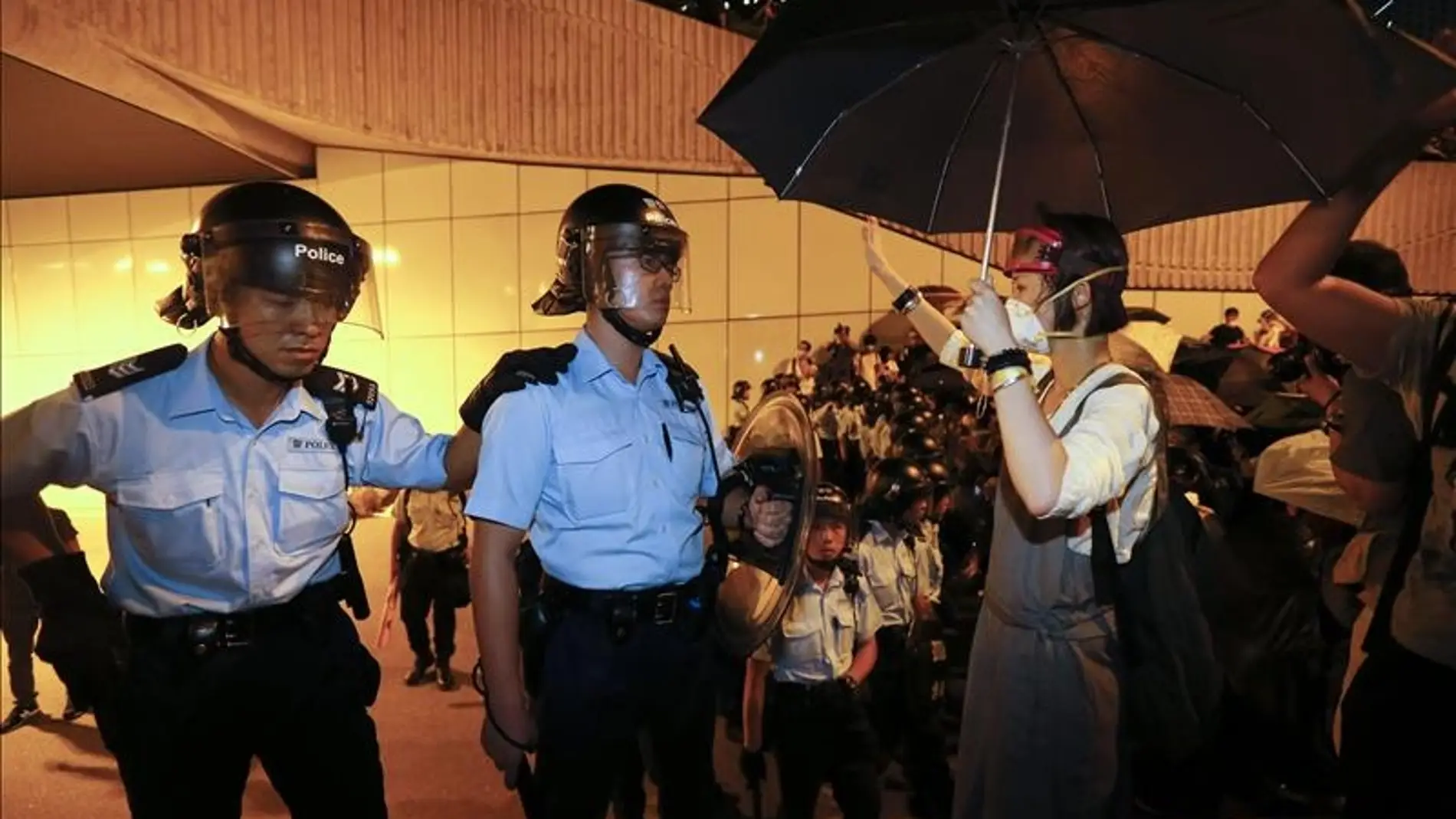 En la imagen, varios agentes de la policía en Pekín