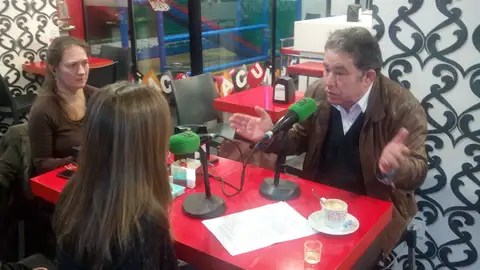 Miguel Anxo Fernandez Lores no almorzo informativo na véspera de noiteboa Susana Pedreira y el alcalde de Pontevedra en Acuña