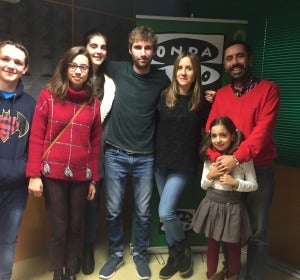 Rober Calvo, director do colexio Saghrado Corazón e nenos desa escolas presentanos a canción Rober Calvo, director do colexio Saghrado Corazón e nenos desa escolas presentanos a canción