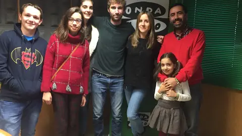 Rober Calvo, director do colexio Saghrado Corazón e nenos desa escolas presentanos a canción Susana Pedreira cos nenos no estudo presentando" Ser para los demás"