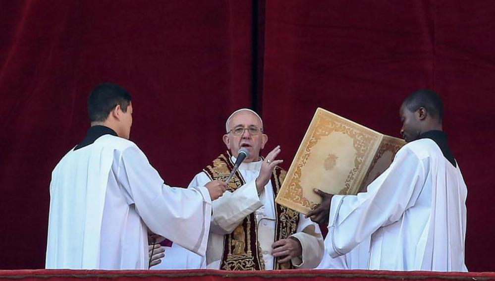  El papa Francisco durante la tradicional bendición "Urbi et Orbi"