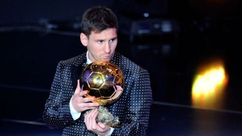 Leo Messi posa con el Bal&oacute;n de Oro