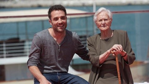 Daniel Guzm&aacute;n con su abuela 