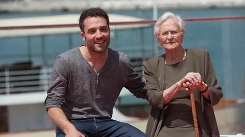 Daniel Guzmán con su abuela Daniel Guzmán con su abuela