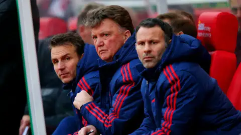 Van Gaal, en el banquillo del Britannia Stadium Van Gaal, en el banquillo del Britannia Stadium