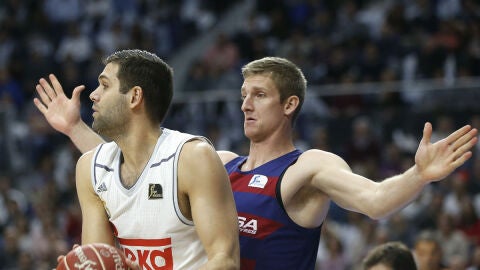 Justin Doellman defiende una acci&oacute;n ante Felipe Reyes