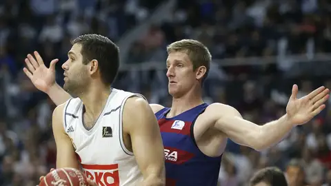 Justin Doellman defiende una acción ante Felipe Reyes Justin Doellman defiende una acción ante Felipe Reyes