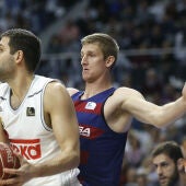 Justin Doellman defiende una acción ante Felipe Reyes