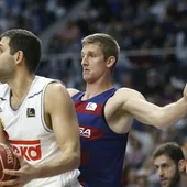 Justin Doellman defiende una acción ante Felipe Reyes Justin Doellman defiende una acción ante Felipe Reyes
