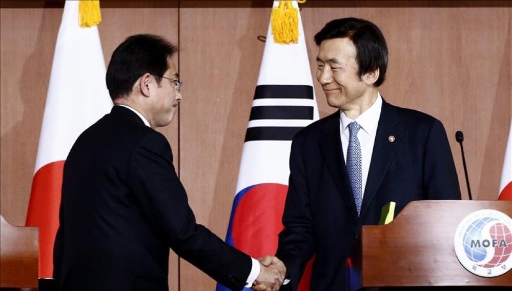 El ministro nipón de Exteriores, Fumio Kishida (izda), y su homólogo surcoreano, Yun Byung-Se (dcha)