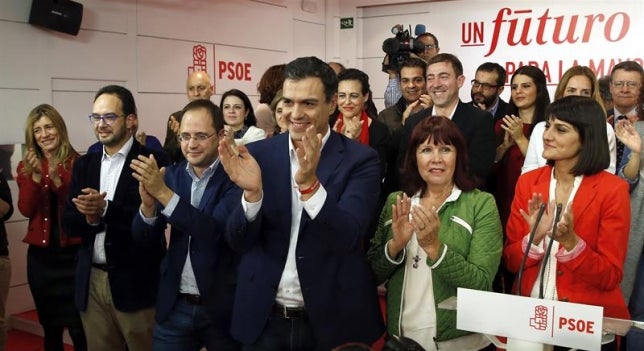 Los barones respaldan que Sánchez intente formar gobierno si Podemos renuncia al referéndum Los barones respaldan que Sánchez intente formar gobierno si Podemos renuncia al referéndum