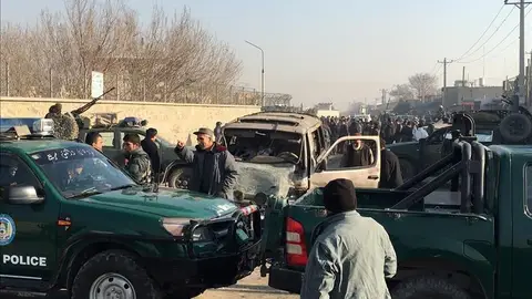 Miembros de seguridad afganos Miembros de seguridad afganos inspeccionan el lugar de la explosión que causó al menos un muerto cerca del aeropuerto de Kabul