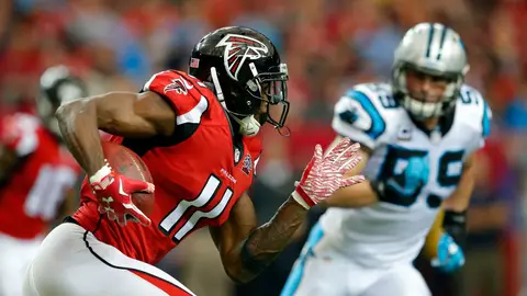 Julio Jones corre con el balón durante el partido contra los Panthers Julio Jones corre con el balón durante el partido contra los Panthers