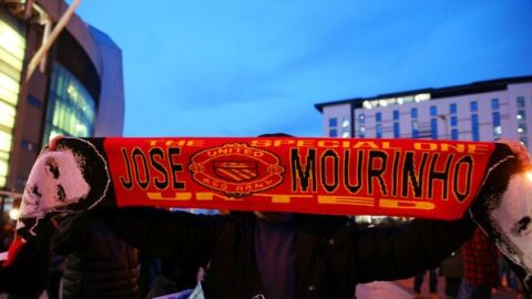La bufanda de Jos&eacute; Mourinho, en las afueras de Old Trafford