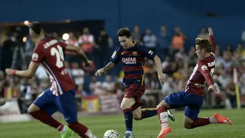 Leo Messi intenta zafarse de Antoine Griezmann Leo Messi intenta zafarse de Antoine Griezmann