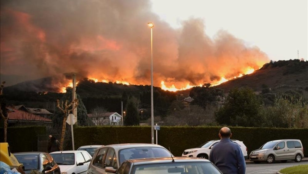 El fuego desatado ayer por la tarde en la localidad vizcaína de Berango