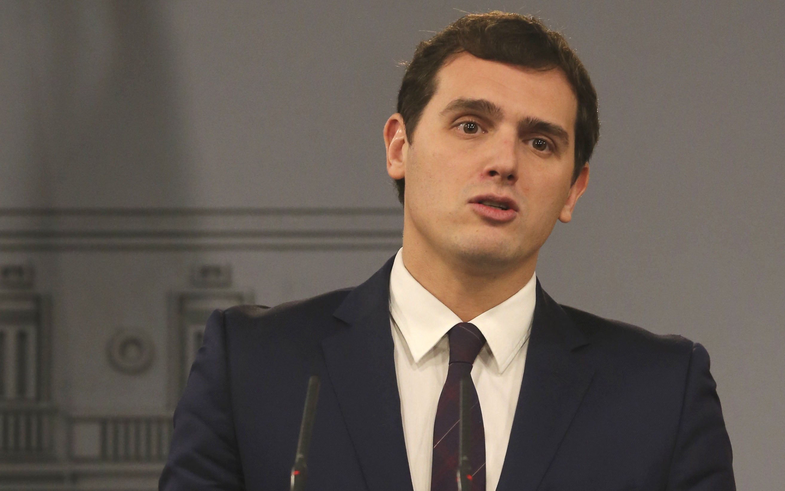 Rivera descarta una abstención de Ciudadanos para facilitar un pacto PSOE-Podemos Rivera descarta una abstención de Ciudadanos para facilitar un pacto PSOE-Podemos