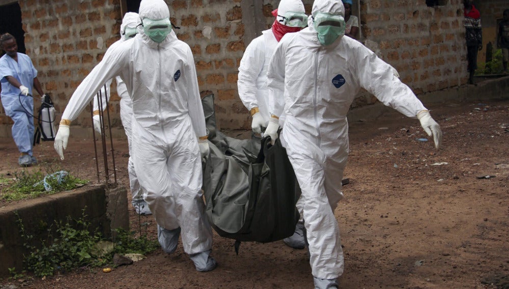 Sanitarios trabajando contra el ébola