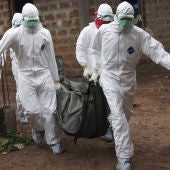 Sanitarios trabajando contra el ébola