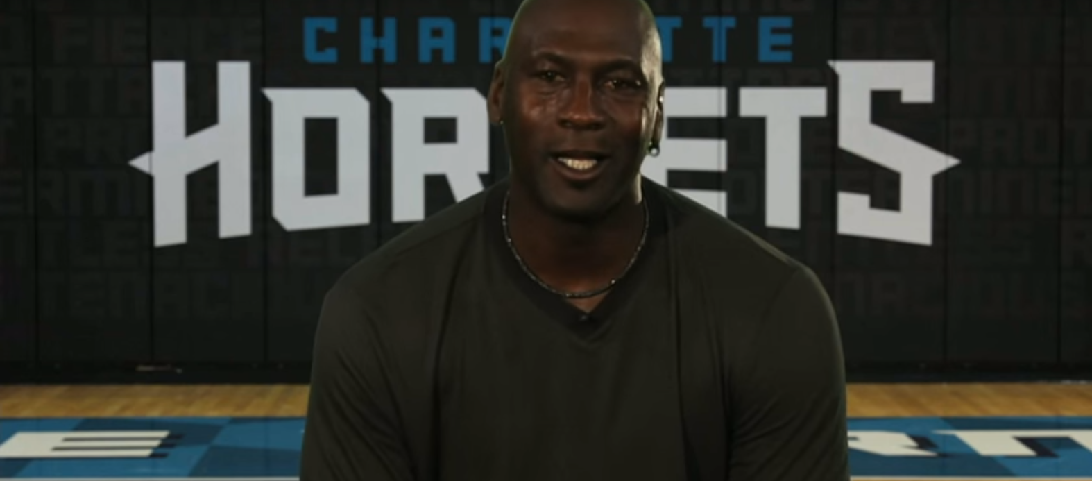 Michael Jordan homenajea a Kobe Bryant en Charlotte: "Eres como mi hermano pequeño" Michael Jordan homenajea a Kobe Bryant en Charlotte: "Eres como mi hermano pequeño"
