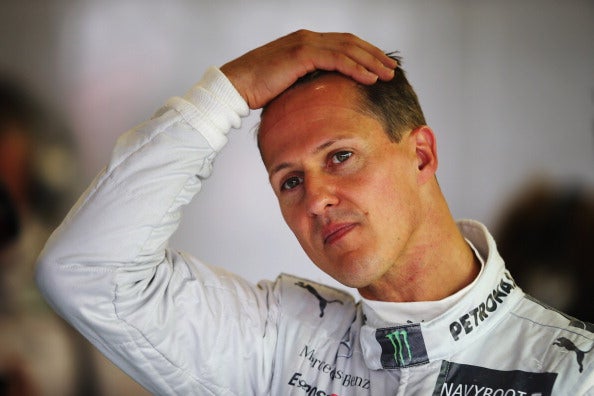 Schumacher vuelve a estar presente: viaja a Suiza para conocer a su nieta y firma un casco por una causa solidaria Schumacher vuelve a estar presente: viaja a Suiza para conocer a su nieta y firma un casco por una causa solidaria