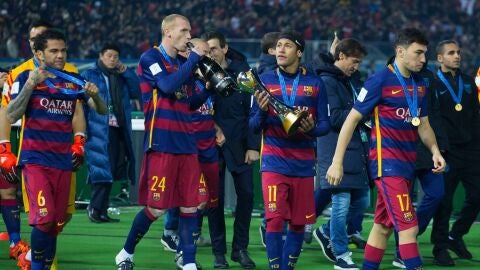 Alves, Mathieu, Neymar y Munir celebrando el Mundialito de Clubes