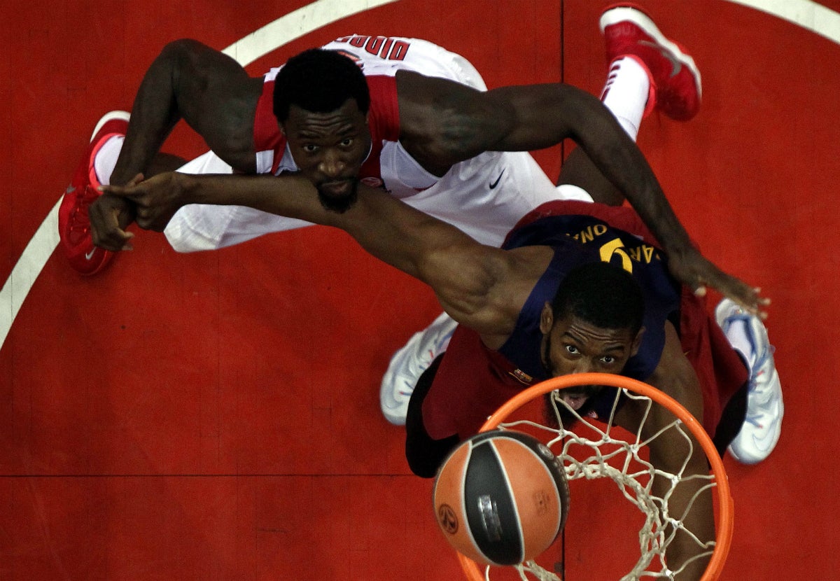El Olympiakos domina ante el Barcelona y el Unicaja sufre para ganar al Darussafaka El Olympiakos domina ante el Barcelona y el Unicaja sufre para ganar al Darussafaka