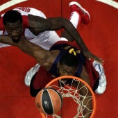 Othello Hunter y Shane lawal luchan por el rebote